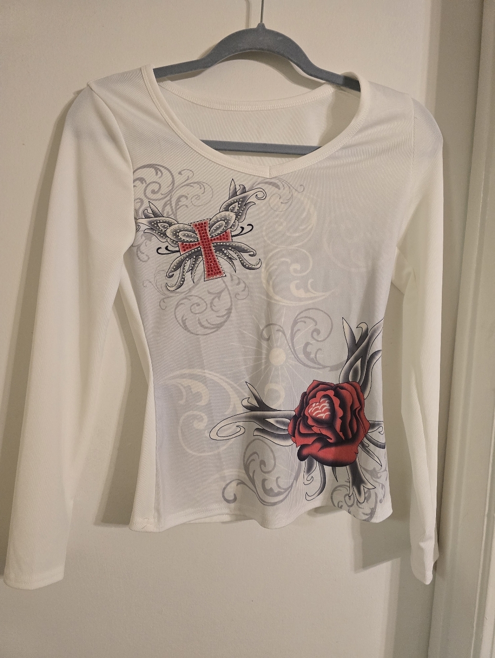NEW Women's White Long-Sleeve Graphic Tee with Red Rose & Cross Size Small - Picture 4 of 14